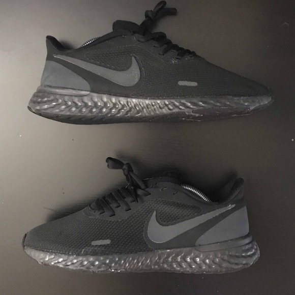 nike revolution 5 triple black